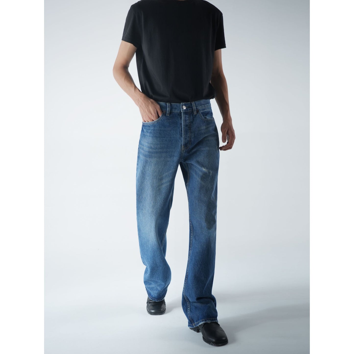 "25 Blue Bull King!" The new and trendy retro jeans are simply fitted with a small silhouette and are worn out by washing water